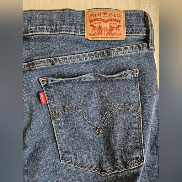 Levi's Jeans Women's 14 (33x31) Classic Bootcut Mid Rise Medium Wash EUC - Picture 9 of 9
